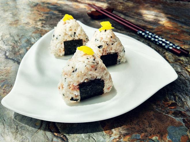 海苔金枪鱼饭团