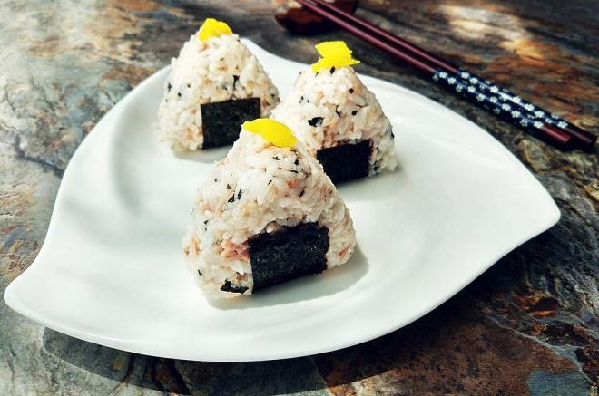 海苔金枪鱼饭团