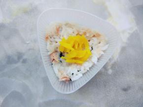 在模具填一半压实，中间填好腌萝卜