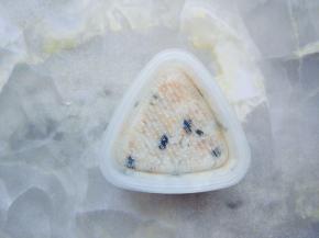 用另一半米饭填满模具，盖紧压实