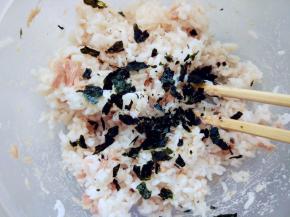 将米饭与海苔碎、金枪鱼肉拌匀