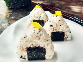 将剪好的海苔包住底部