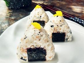 将剪好的海苔包住底部