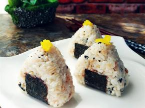 摆盘，用少许腌萝卜装饰即可