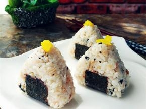摆盘，用少许腌萝卜装饰即可