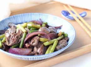 出锅前撒少许鸡粉提味即可。