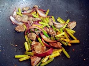 下鸡心，盐，料酒，孜然和少许生抽，快速翻炒