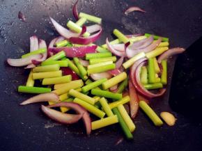 下蒜苔，急火快炒至表面稍微起泡的样子。