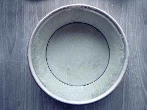 将6寸活底模涂油抹粉。预热烤箱，180度10分钟