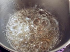 将蜂蜜在小锅中小火加热