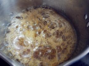 至出现小泡后，再加热2分钟出现焦糖色，离火