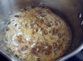 至出现小泡后，再加热2分钟出现焦糖色，离火