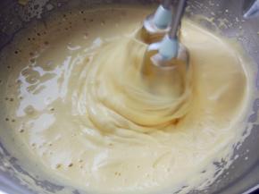 将蜂蜜缓缓倒入鸡蛋中，继续打发