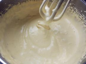 打发到体积变大，颜色发白，提起后滴落的液体有明显的痕迹，不会很快溶解的程度