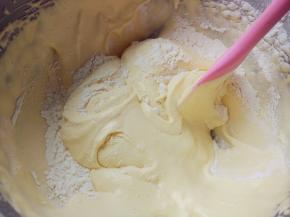 筛入低筋粉，翻拌至无干粉状态