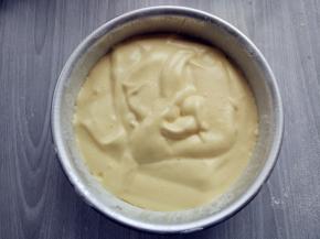 倒入6寸蛋糕模中，此时的蛋糕糊成丝带状