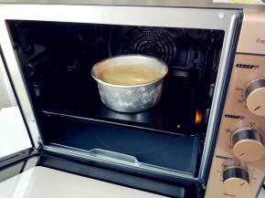 放入预热好的烤箱中层，180度烘烤10-12分钟。如果喜欢蛋糕体比例多些，可烤13-14分钟