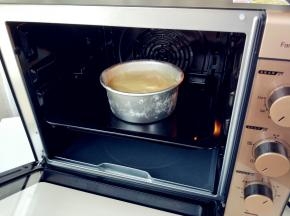 放入预热好的烤箱中层，180度烘烤10-12分钟。如果喜欢蛋糕体比例多些，可烤13-14分钟