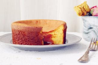 切开后，蜂蜜内馅会呈泡沫状缓缓流出，就可以享用了