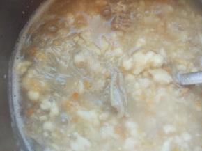 加入冷水泡好的粉丝，稍待片刻后盛出