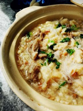 洒少许香菜，可搭配辣椒酱和糖蒜食用