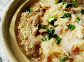 洒少许香菜，可搭配辣椒酱和糖蒜食用