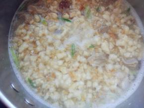 倒入掰成小块的馍，大火烧开