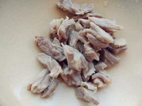 羊肉汆水，沥净备用