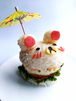 取下模具，稍晾凉。按照自己喜欢的顺序，一层层摆起来，中间涂少许千岛酱或沙拉酱即可。