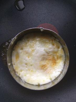 七八成熟后，用锅铲小心翻面，牙签沿模具内沿划一圈，让鸡蛋压着虾落到底部，把虾煎熟