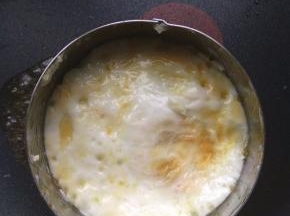七八成熟后，用锅铲小心翻面，牙签沿模具内沿划一圈，让鸡蛋压着虾落到底部，把虾煎熟