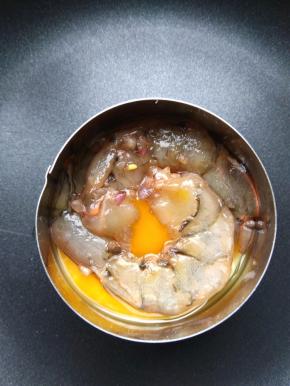 底部基本凝固后，将两只虾头尾相接，摆在鸡蛋上