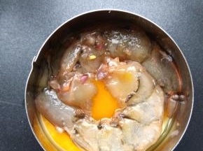 底部基本凝固后，将两只虾头尾相接，摆在鸡蛋上