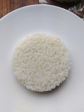 同理，在圆形模具中压实，脱模后就成了汉堡底。