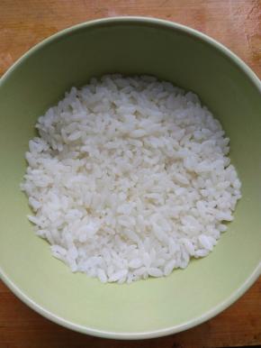 取适量米饭，在一个小碗里压实