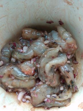 鲜虾洗净，去壳，去沙线，加入料酒、胡椒粉、盐、生抽和洋葱碎，腌制一会儿。腌制的同时，将生菜叶洗净备用。