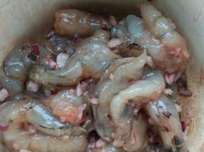 鲜虾洗净，去壳，去沙线，加入料酒、胡椒粉、盐、生抽和洋葱碎，腌制一会儿。腌制的同时，将生菜叶洗净备用。