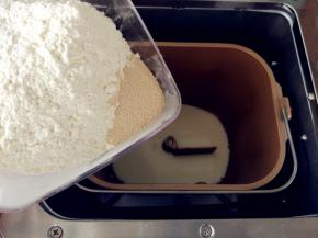 将室温的牛奶倒入面包机的桶内，再倒入酵母粉