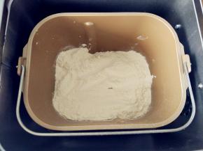 用高筋粉盖住牛奶表面