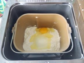倒入细砂糖、盐和一个鸡蛋