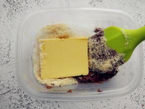 趁揉面的同时，将巧克力放入微波炉加热20秒融化，加黄油和杏仁粉