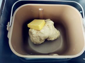 完成一个揉面程序后，加入室温软化的黄油，选择普通面包程序，启动继续揉面