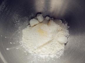 制作酥粒：将冷冻的黄油、细砂糖和低筋粉混合