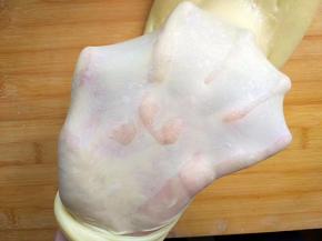 揉好的面团取出，达到拉出手套膜的程度，静置饧面10分钟