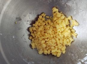 用手抓成小颗粒，入冰箱冷藏备用。因为天气较热，黄油化得比较快，所以颗粒偏大了