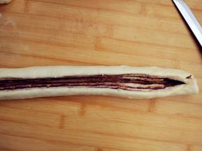 用锋利的刀从中间纵向切开，切成人字形，顶端不切开