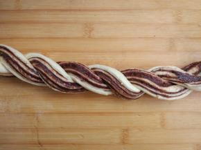 将左右两条绞在一起