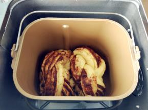 再以一端为中心，折成三段，放入拆掉搅拌页的面包桶内