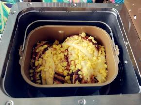 选择发酵程序，在子菜单中选择第二项，自定义时间增加为70分钟启动，发酵到两倍大后，表面刷蛋液，将做好的酥粒洒在上面