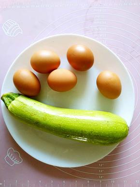 西葫芦和鸡蛋洗干净备用